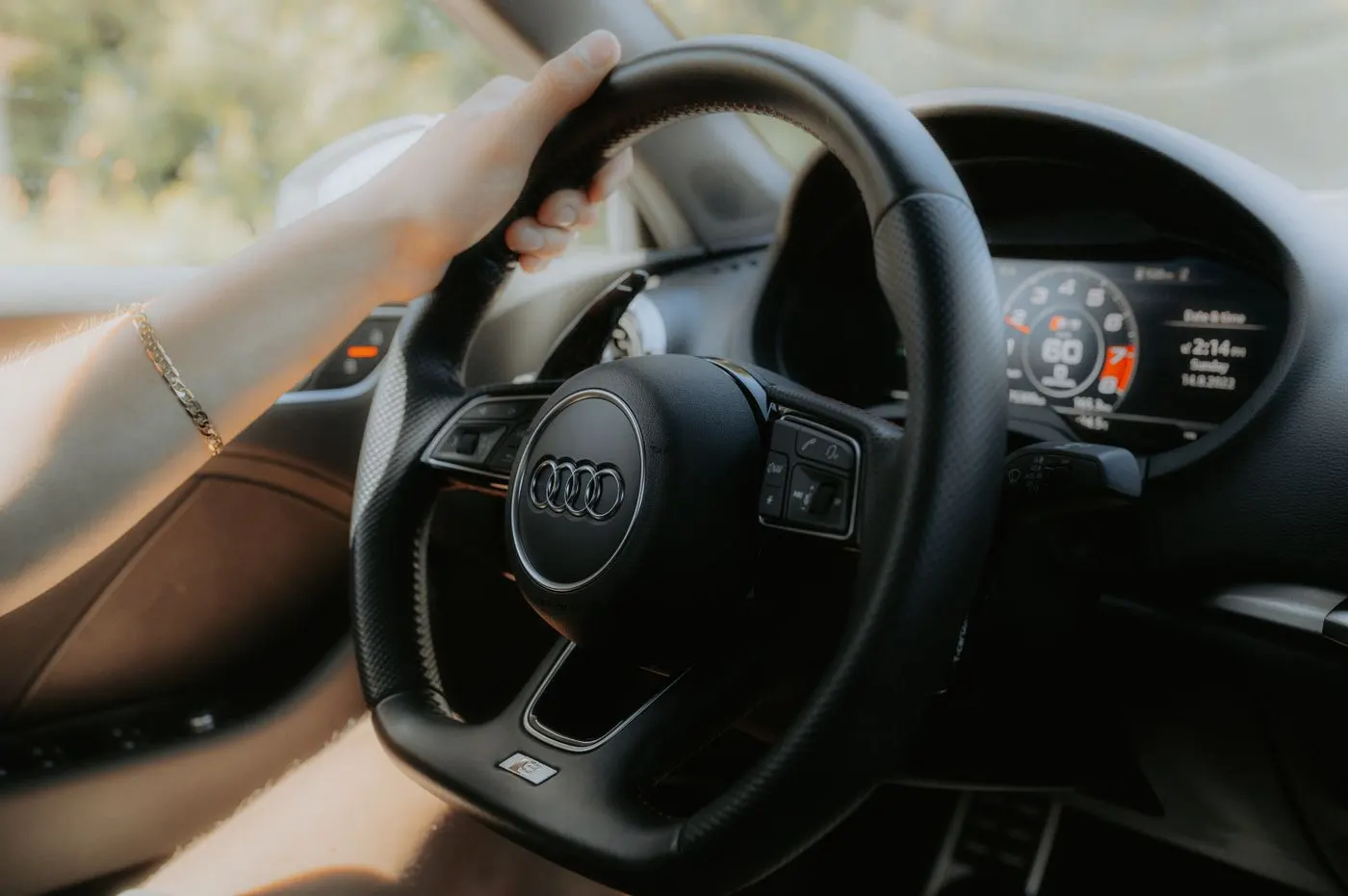 Tanuló vezető keze az Audi kormányán vezetés közben